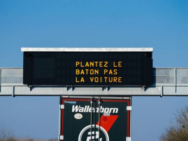 Paris, Fransa - 18 Şubat 2025: Fransız trafik levhası açık mavi gökyüzüne karşı eşsiz bir mesaj gösteriyor, sürücüleri sürüş yerine yürümeyi seçmeye çağırıyor.