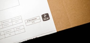 Paris, Fransa - 24 Şubat 2025: Mondial Relay 'den toplanacak sıfır avroluk bir miktara işaret eden bir nakliye etiketinin ayrıntılı görünümü.