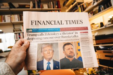Paris, Fransa - 4 Mar 2025: Bir Financial Times gazetesi, Trump 'ın Rusya-Ukrayna görüşmeleriyle ilgili gerginliğin tırmandığı bir dönemde Zelenskyy' yi diktatör olarak nitelendirdiği samimi bir iç mekanda düzenlendi,