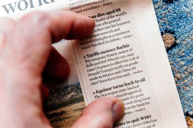 Paris, Fransa - 4 Mart 2025: Mattel 'in Barbie ve Hot Wheels' da gümrük vergisi tehditleri ile karşı karşıya olduğunu gösteren ve ABD 'nin fiyatlarını etkilemesi muhtemel bir başlığı işaret eden bir gazete makalesinin yakın çekimi.