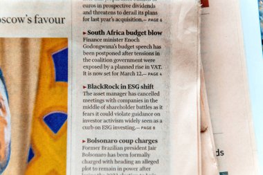 Paris, Fransa - 4 Mart 2025: Bir gazete alıntısı Güney Afrika 'nın bütçe sorunları, BlackRock' ın ESG strateji değişimi ve Bolsonaro 'nun darbe suçlamaları da dahil olmak üzere büyük küresel mali olayları vurguluyor.