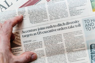 Paris, Fransa - 4 Mart 2025: ABD 'nin yeni yürütme emirleri doğrultusunda Accenture' nin çeşitlilik hedeflerinden nasıl uzaklaştığını anlatan bir FT gazetesi makalesine parmak işareti.