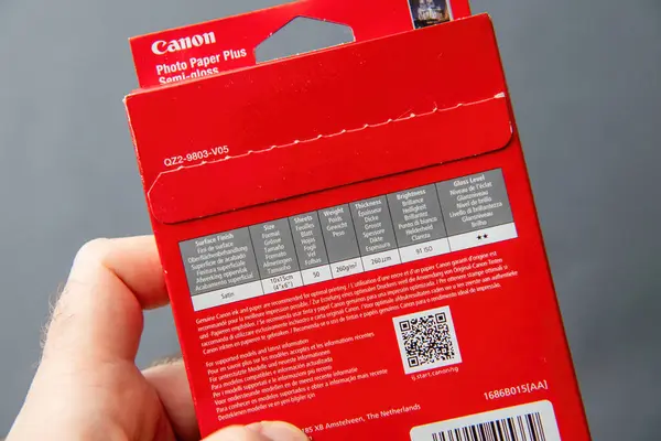 Paris, Fransa - 10 Mart 2025: Canon Fotoğraf Kağıdı + SG-201 ambalajının arka görünümü saten kaplama, 10x15 cm boyut, 260 g m2 kalınlığı, 50 yaprak ve bir yıldız parlaklık düzeyinde özellikleri göstermektedir