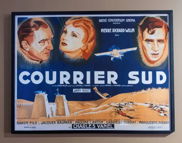 Paris, Fransa - 26 Mart 2025: Courrier Sud 'un dramatik portreleri, çöl sahneleri ve uçakları ile birlikte Antoine de Saint-Exupery havacılık temalı film uyarlaması