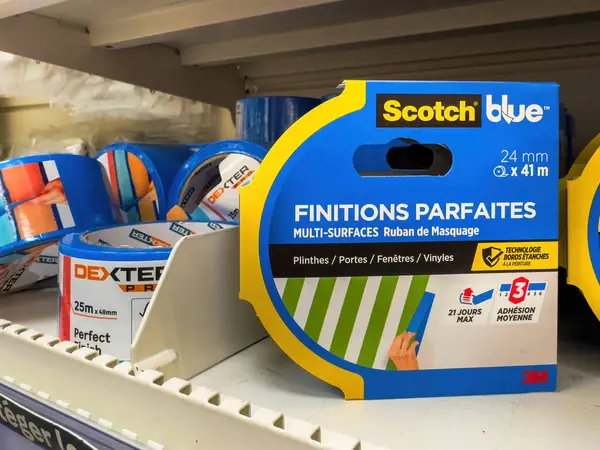Paris, Fransa - 27 Mart 2025: İskoç mavisi çoklu yüzey maskeleme bandı ve Dexter 'ın maskeleme bantları bir hırdavatçı rafında sergileniyor.