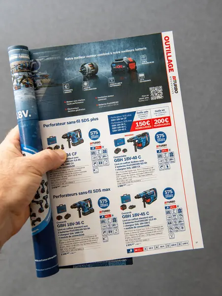 Paris, Fransa - 10 Mart 2025: Bir el, Bosch profesyonel seviyedeki kablosuz tatbikatların yer aldığı bir dizi katalog sayfası tutuyor, özelliklerini, özelliklerini ve tanıtım tekliflerini detaylandırıyor.