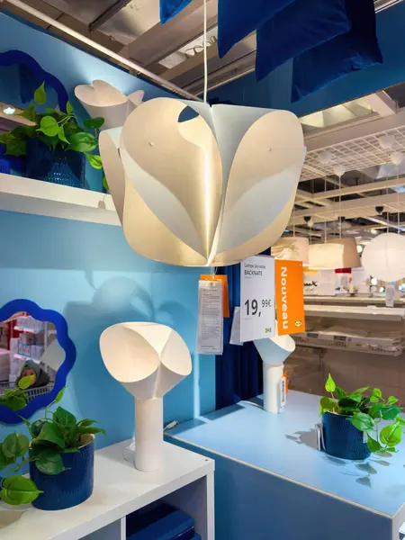 Kehl, Almanya - 30 Aralık 2024: Bir IKEA mağazasında, işlevsel ve modern ev aksesuarlarını vurgulayan küçük, şık bir sarı alarm saati sergileniyor.