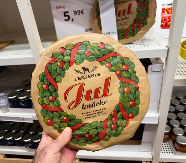 Kehl, Almanya - 30 Aralık 2024: Geleneksel bir İsveç gevreği olan Leksand Jul knacke 'nin güzel resimli bir paketini bir bakkalda tutmak.