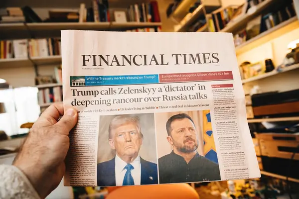 Paris, Fransa - 4 Mar 2025: Bir Financial Times gazetesi, Trump 'ın Rusya-Ukrayna görüşmeleriyle ilgili gerginliğin tırmandığı bir dönemde Zelenskyy' yi diktatör olarak nitelendirdiği samimi bir iç mekanda düzenlendi,