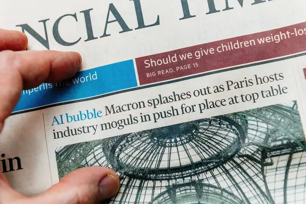 Paris, Fransa - Mar 4, 2025: Bir parmak, Başkan Macron 'un yapay zekaya yaptığı yatırım hakkında bir Financial Times manşetine işaret ederek, Paris' i küresel bir teknoloji lideri konumuna getirdi.