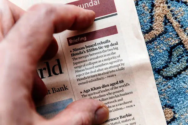 Paris, Fransa - 4 Mart 2025: Finans gazetesi FT 'nin haberine göre, Nissan' ın yönetim kurulunun Honda 'nın 58 milyar dolarlık bağlama anlaşmasını reddettiği bir başlığı işaret ediyor