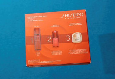 Paris, Fransa - 10 Ocak 2025: Shiseido Power Wrinkle Smoothing Starter Kit kutusu, etkinleştirme, güçlendirme ve kırışıklık düzeltmesi için üç cilt ürünü.