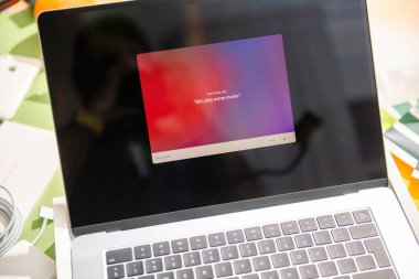 Paris, Fransa - Mar 13, 2025: New Apple MacBook Air M4 MacOS ile kuruluyor Siri ses ayarlama istemini ekranda, klavye görünümünde ve boks oturumu sırasında yeni sistem kurulumunu gösteriyor