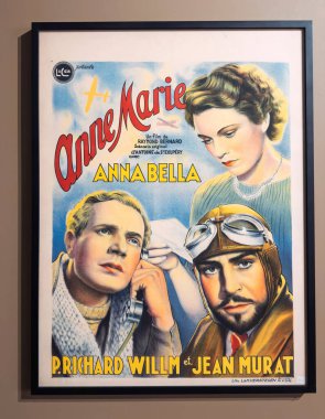 Paris, Fransa - 9 Nisan 2025: Anne-Marie için çerçevelenmiş klasik film posteri Anna Bella ve aktörler Richard Willm ve Jean Murat ile Antoine de Saint-Exupery 'nin bir senaryosu