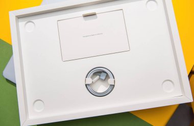 Paris, Fransa - 13 Mar 2025: 2025 MacBook Air M4 ambalajının içi sarmalanmış bir USB-C kablo ve talimat zarfını gösteriyor.