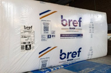 Paris, Fransa - 27 Mart 2025: Bir DIY mağazasının korunaklı bir bölümünde üst düzey performans ve sürdürülebilirlik etiketli geri dönüşümlü plastik şişelerden yapılan SEMIN Bref yalıtım panelleri.