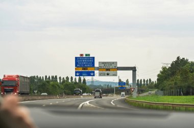 Fransa, Fransa - 24 Ağustos 2023: Bulutlu bir günde Strasbourg, Lüksemburg, Metz ve Nancy 'ye giden yolu gösteren yol işaretleri olan Fransız otobanındaki bir arabadan görüntüler