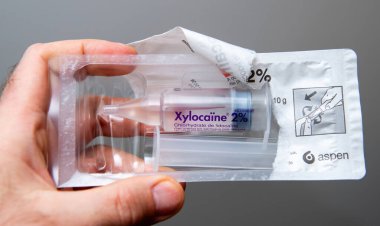 Paris, Fransa - 10 Mart 2025: Bir el, Aspen 'den yüzde 2' lik Xylocaine şırınga içeren, açık bir tıbbi su toplayıcı paketi tutuyor.