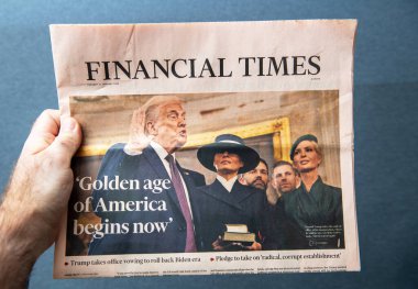 Paris, Fransa - 10 Mart 2025: Donald Trump 'ın 21 Ocak 2025' te yemin töreninin ön sayfasında yer alan Financial Times gazetesinin bir el yazısı, Amerika 'nın Altın Çağı' nın başlığıyla şimdi başlıyor.