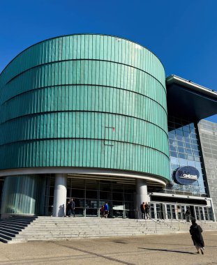 Strasbourg, Fransa - 6 Nisan 2025: Strasbourg 'daki UGC Cine Sineması' nın geniş modern silindirik yeşil cam cephesi