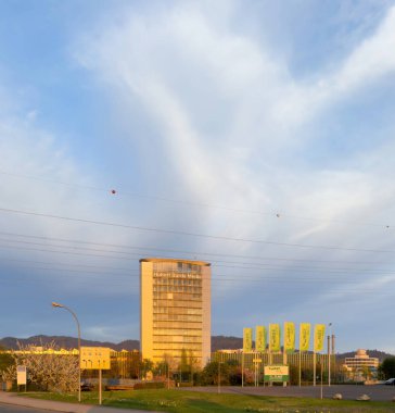 Offenburg, Almanya - 5 Nisan 2025: Offenburg Almanya 'daki Hubert Burda Medya genel merkez kulesine yansıyor.