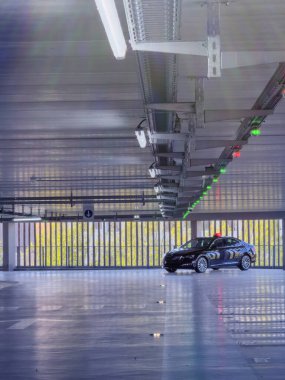 Dijon, Fransa - 12 Nisan 2025: Siyah bir Skoda Superb taksi neredeyse boş bir otoparkta park halinde, tavan sensörleri her noktanın üzerinde yeşil ve kırmızı ışık gösteriyor.