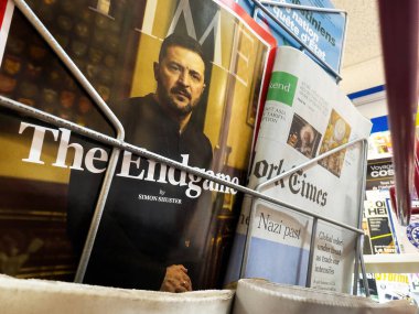 Dijon, Fransa - 12 Nisan 2025: Ukrayna Cumhurbaşkanı Volodymyr Zelensky Time dergisinin kapağında küresel gazetelerin yanı sıra The Endgame manşetiyle yer aldı