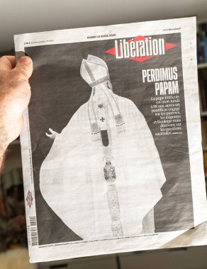 Paris, Fransa - 22 Nisan 2025: Yüzü olmayan bir Papa Francis 'in kapağı ve 88 yaşındaki ölümünün ardından cesur bir manşet olan Perdimus Papam ile birlikte özgürlük gazetesi el ele tutuştu