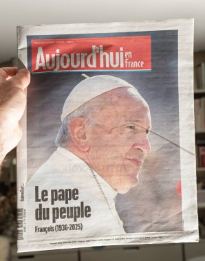 Paris, Fransa - 22 Nisan 2025: Aujourd 'hui en France manşetinde Papa Francis' in büyük portresi yer alıyor.