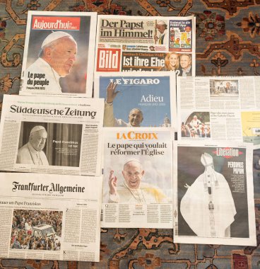 Paris, Fransa - 22 Nisan 2025: Çok sayıda uluslararası gazete, Papa Francis 'in ölümünden sonra çeşitli diller ve çeşitli yerleşim planlarıyla birlikte ön sayfalarda sergilendi.