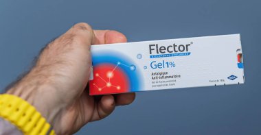Paris, Fransa - 18 Nisan 2025: Mavi bir duvara karşı sergilenen ve yerel uygulamalar için güncel bir antienflamatuar ve ağrı kesici jel olan dilofenac epolamin içeren bir Flector Jel PERCENT kutusuna yakın çekim