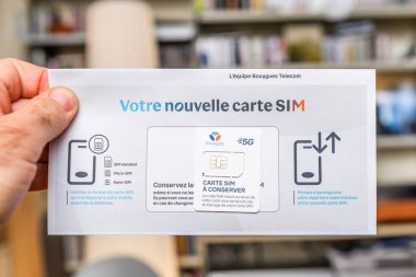 Paris, Fransa - 19 Nisan 2025: Bir el, standart, mikro ve nano biçimler için Fransızca kurulum talimatlarını gösteren çıkarılabilir 5G uyumlu SIM kart ile Bouygues Telecom SIM başlangıç kitini tutuyor