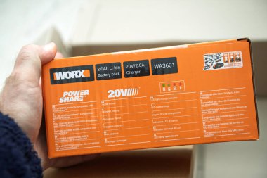 Paris, Fransa - 22 Nisan 2025: WorX WA3601 kutusunun arkası 2.0V 'lik lityum iyon bataryası ve Power Share ile uyumlu şarj aleti hakkında çok dilli teknik detayları listelemek