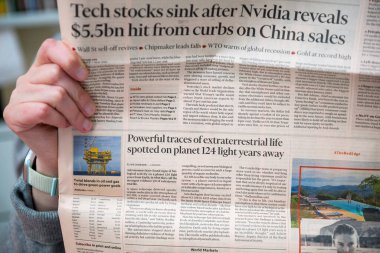 Paris, Fransa - 22 Nisan 2025: Nvidia 'nın hisse senedi düşüşü ve olası dünya dışı yaşamın 124 ışık yılı uzaklıktaki bilimsel keşfi üzerine manşet makaleleri içeren bir Financial Times gazetesine yakın plan