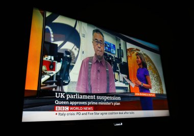 Haarlem, Hollanda - 28 Ağustos 2019: BBC Dünya Haberleri, İngiltere Parlamentosu 'nu Asya İş Raporu sırasında canlı analizlerle askıya alma planının Kraliçe tarafından onaylandığını gösteriyor.