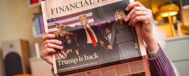 Paris, Fransa - 13 Kasım 2024: Financial Times gazetesinde Trump 'ın Trump' ı işaret eden ve gülümseyen manşet manşetlerini okuduğu bir fotoğraf yayınlandı.