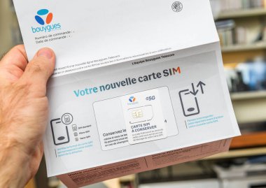 Paris, Fransa - 19 Nisan 2025: Bouygues Telekom 'a yeni 5G SIM kartlı hoş geldin mektubu servis sağlayıcılarını değiştirme sürecinde ayrılmaya ve bir cep telefonuna yerleştirilmeye hazır