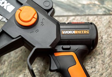 Paris, Fransa - 22 Nisan 2025: Worx Nitro 20V budama testere parlak turuncu gerilim düğme kilit sembolleri ve hassas kullanım için tasarlanmış ergonomik siyah ve turuncu saplı