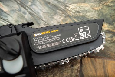 Paris, Fransa - 22 Nisan 2025: Worx Nitro WG325E budama testeresinin detaylandırılmış yakın çekimi 120 mm bar uzunluğunda ürün etiketlemesi 20V lityum iyon güç derecesi ve 97 dB ses seviyesi işareti gösteriyor