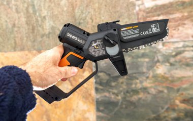 Paris, Fransa - 22 Nisan 2025: Worx Nitro 20V PowerShare elektrikli fırçasız budama testeresi ile ergonomik tasarım ve kompakt yapı için ideal.
