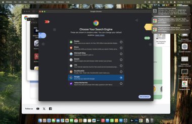 Paris, Fransa - 4 Nisan 2025: Mac üzerinde Google Chrome arama motoru seçim penceresini gösteren ekran görüntüsü, Ecosia, Brave, Bing, Qwant, Lilo, DuckDuckGo, Google ve Yahoo Recherche gibi çoklu arama motorlarını listeleme.