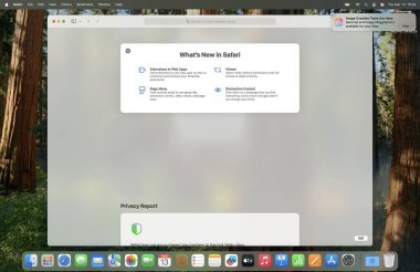 Paris, Fransa - 4 Nisan 2025: Yeni bir MacBook Pro M4 Max üzerinde Safari Güncellemesini gösteren Ekran Görüntüsü, Web Uygulaması Uzantıları, Sayfa Menüsü, İzleyici kipi ve Dikkat dağıtma Kontrol kipi gibi yeni özellikleri vurguluyor.