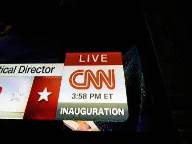 Paris, Fransa - 20 Ocak 2025: CNN televizyonunun 15: 58 'de yayınlanan canlı yayın afişini gösteren yakın çekim. Açılış töreni başlığı ve siyasi bir yönetmenin görünür bir başlığının parçası