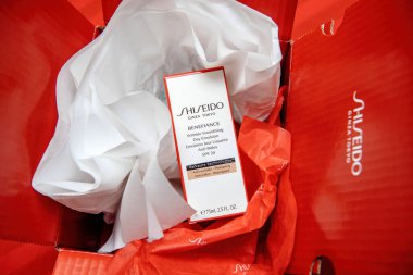 Paris, Fransa - 15 Nisan 2025: Shiseido Benefiance kırışıklık giderici kırışıklık giderici, SPF 20 ile yeni açılmış, koruyucu kağıt mendillerle çevrili, kırmızı damgalı ambalajda görüldü.