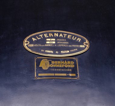 Paris, Fransa - 20 Nisan 2025: Siyah endüstriyel alternatördeki vintage imalat plaketlerinin yakın çekimi, spesifikasyonlar ve Fransa 'nın Terrenoire kentinden Atıcılar Bernard Bonnefond' un markalaşması