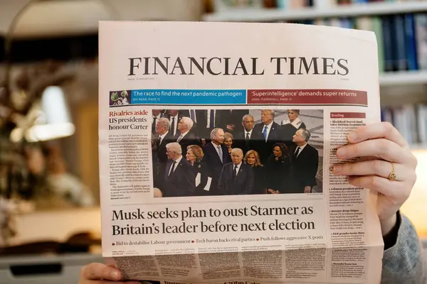Paris, Fransa - 21 Ocak 2025: Bir kişi Financial Times gazetesini, Elon Musk 'un Starmer' ı devirmek istediği manşetiyle soydu.