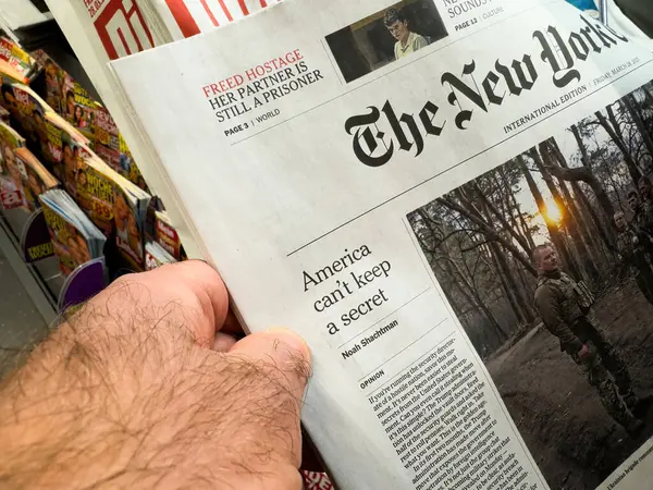 Paris, Fransa - 28 MAR 2025: Amerika 'nın gün batımında asker fotoğrafı ve sır saklayamadığı New York Times gazetesinin uluslararası baskısına yakın çekim.