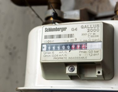 Paris, Fransa - 21 Kasım 2021: Schlumberger Gallus 2000 gaz sayacının yakın görüntüsü, tüketim ölçümünün ölçümünü detaylı teknik özellikler ve seri numarası açıkça görülüyor