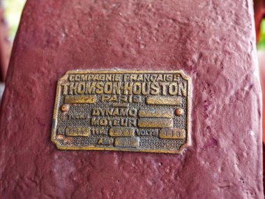 Paris, Fransa - 20 Nisan 2025: Compagnie Francaise Thomson Houston, Paris 'te bulunan bir kestane rengi makinede kullanılan klasik endüstriyel bir isim plakasına yakın plan.
