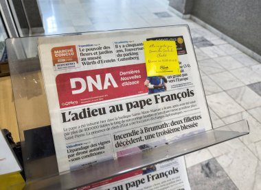 Paris, Fransa - 27 Nisan 2025: Dernieres Nouvelles d 'Alsace' in basılı baskısı, Papa Francis 'e veda ve çikolata etkinliklerini tanıtan sarı yapışkan bir notla birlikte bir stantta sergilendi.